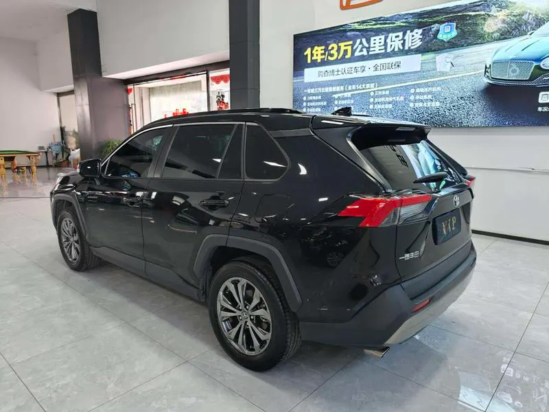 2023 Toyota RAV4 thumbnail 4