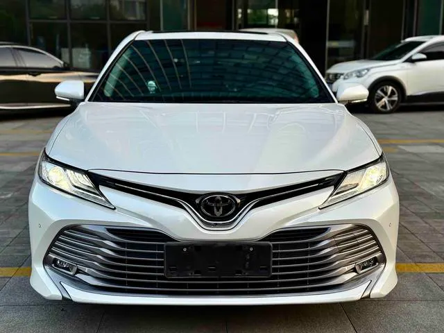 2019 Toyota Camry thumbnail 2