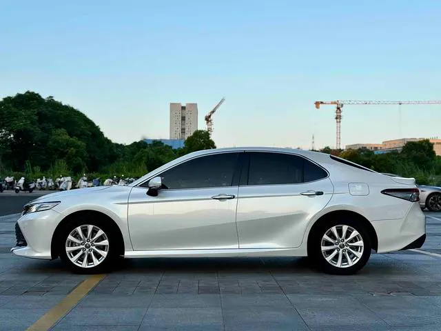 2019 Toyota Camry thumbnail 3