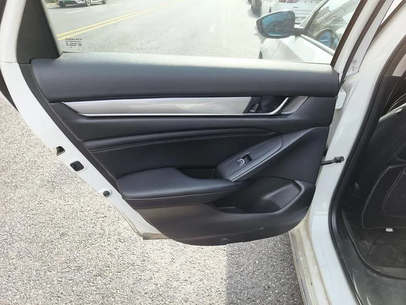 2018 Honda Accord thumbnail 6