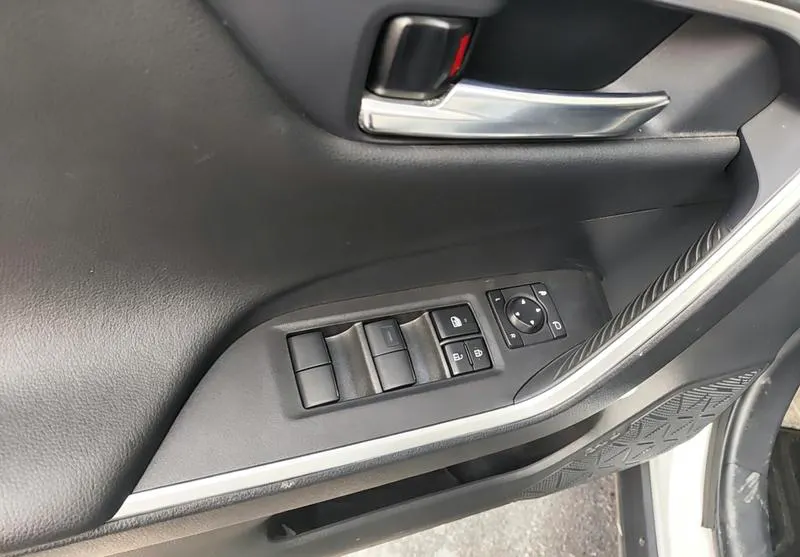 2021 Toyota RAV4 thumbnail 12