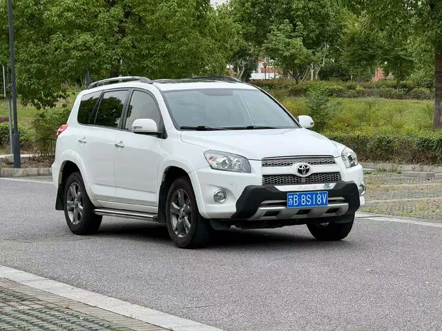 2013 Toyota RAV4 thumbnail 3