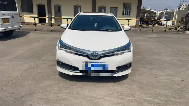 2017 Toyota Corolla thumbnail 2