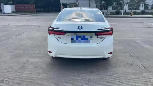 2017 Toyota Corolla thumbnail 3