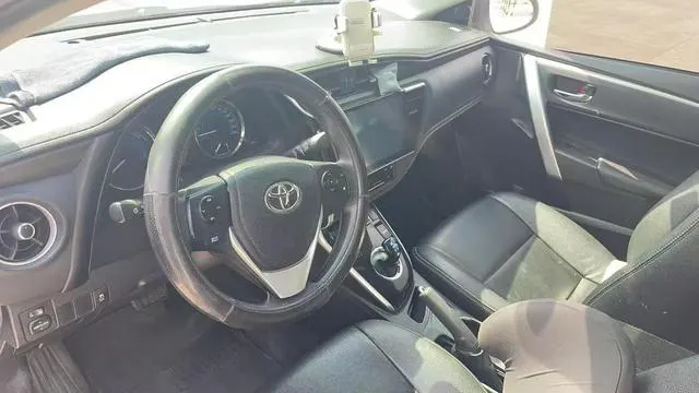 2017 Toyota Corolla thumbnail 4