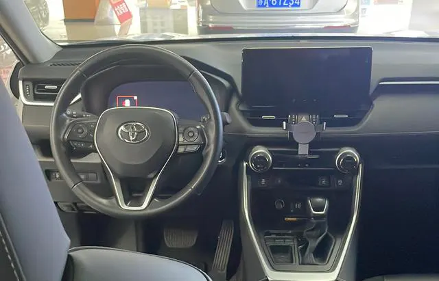 2023 Toyota RAV4 thumbnail 5