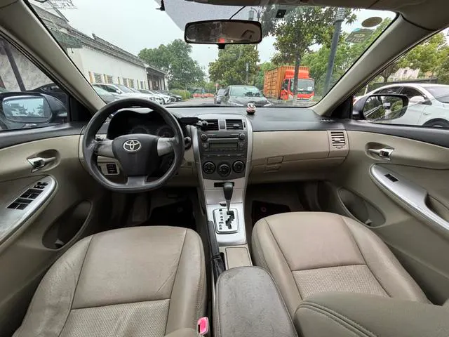 2011 Toyota Corolla thumbnail 4