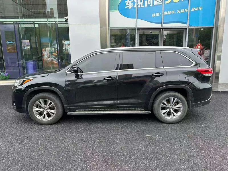 2018 Toyota Highlander thumbnail 2