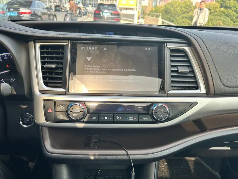 2018 Toyota Highlander thumbnail 9