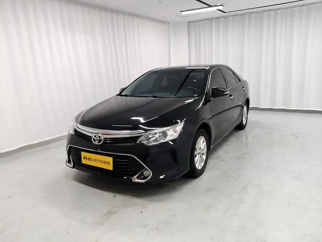 2016 Toyota Camry thumbnail 2