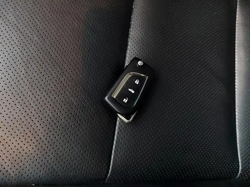 2016 Toyota Camry thumbnail 11