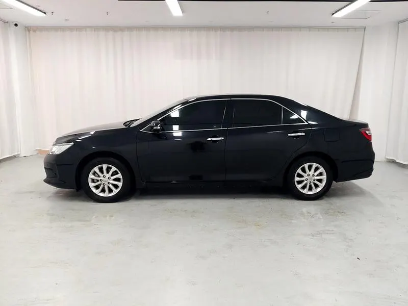 2016 Toyota Camry thumbnail 5