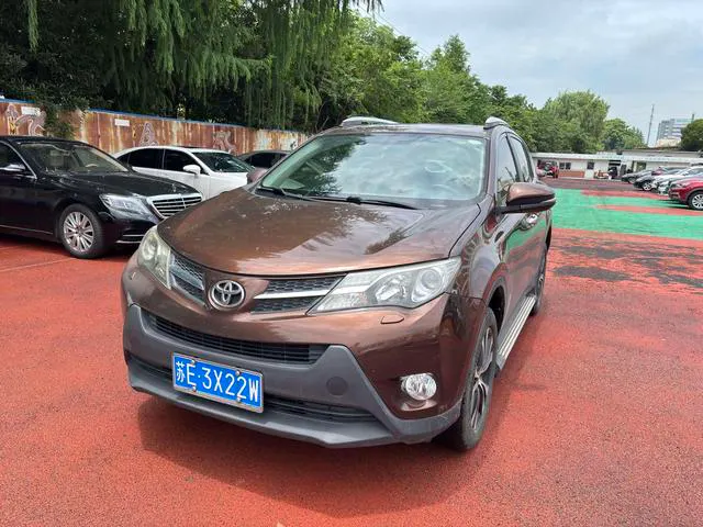 2015 Toyota RAV4 photo 1