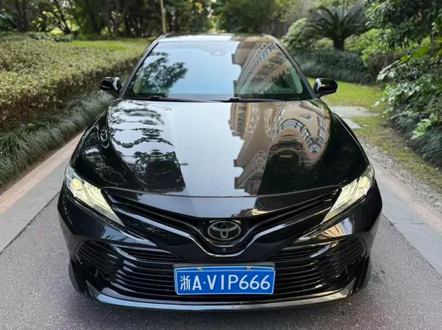 2018 Toyota Camry thumbnail 2