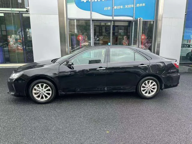 2015 Toyota Camry thumbnail 3