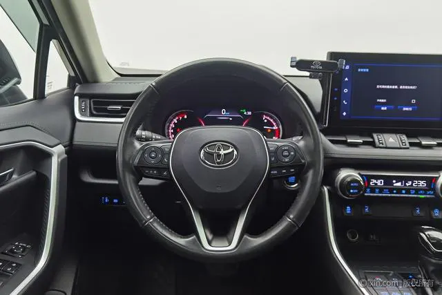 2022 Toyota RAV4 thumbnail 5