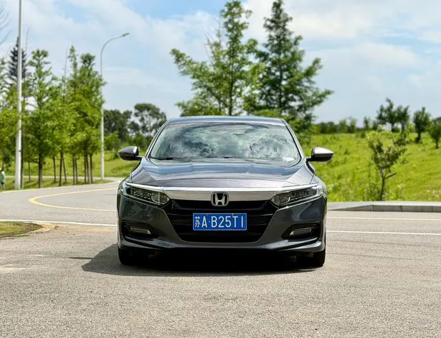 2018 Honda Accord thumbnail 2