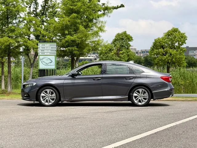2018 Honda Accord thumbnail 3