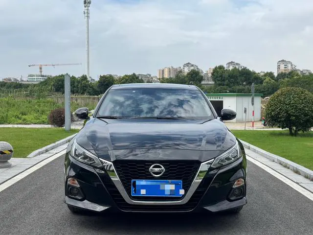 2021 Nissan Altima thumbnail 2
