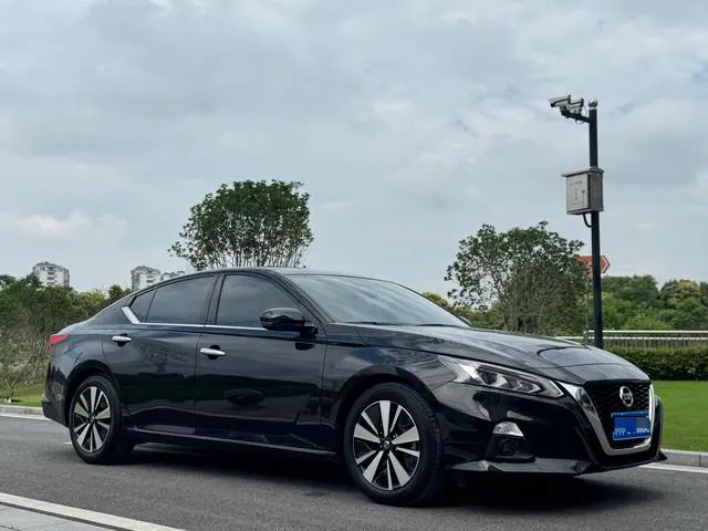 2021 Nissan Altima thumbnail 3