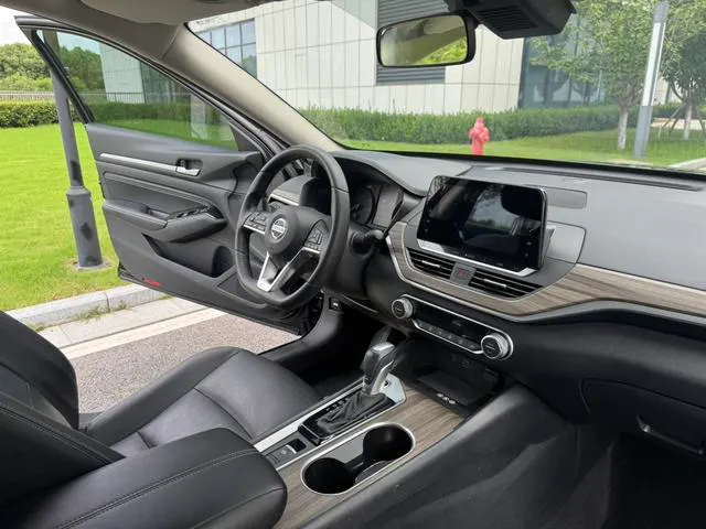 2021 Nissan Altima thumbnail 4