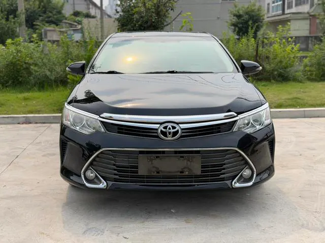 2015 Toyota Camry thumbnail 2