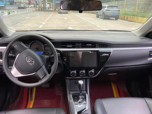 2017 Toyota Corolla thumbnail 4