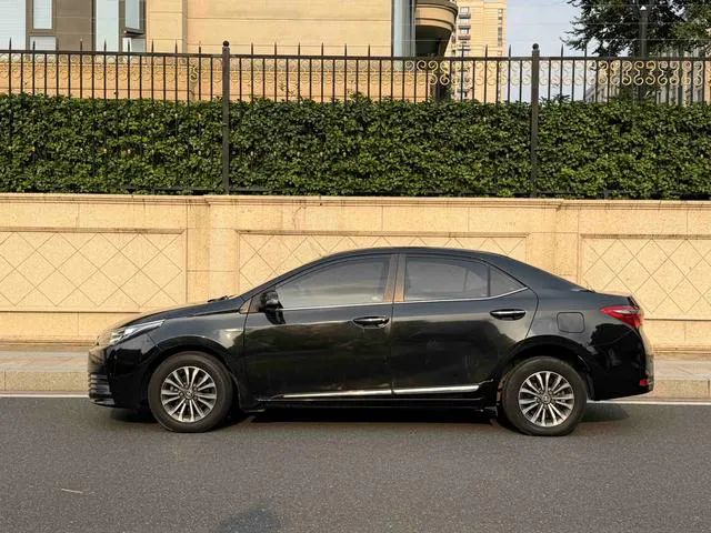 2017 Toyota Corolla thumbnail 3