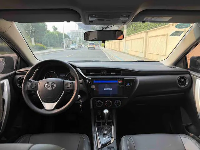 2017 Toyota Corolla thumbnail 4