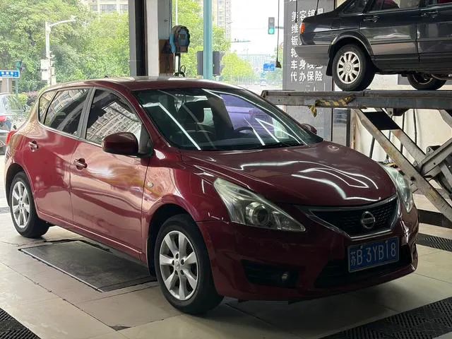 2011 Nissan Tiida thumbnail 3