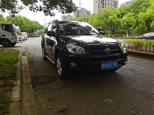 2011 Toyota RAV4 thumbnail 3