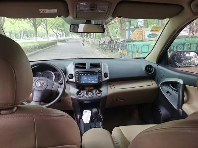 2011 Toyota RAV4 thumbnail 4
