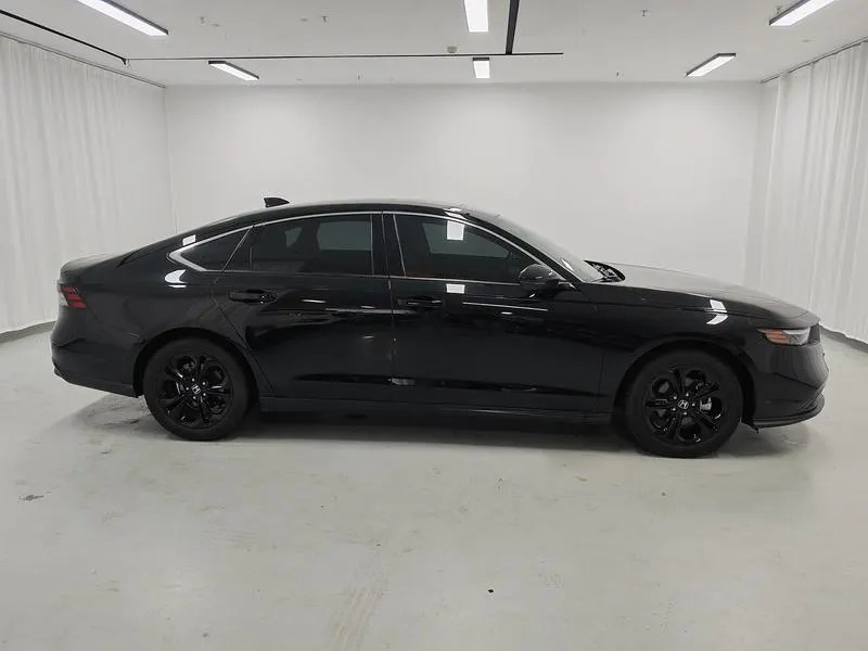 2025 Honda Accord thumbnail 9