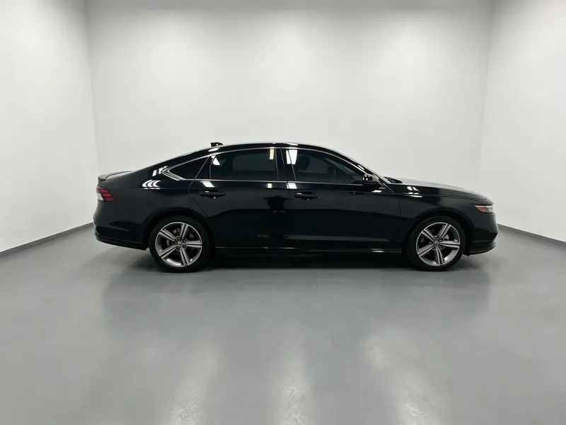2023 Honda Accord thumbnail 9