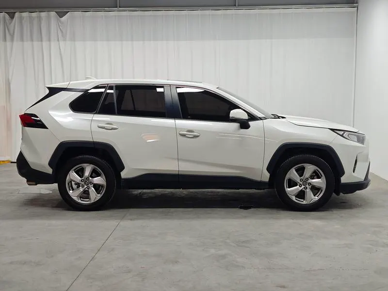 2020 Toyota RAV4 thumbnail 9