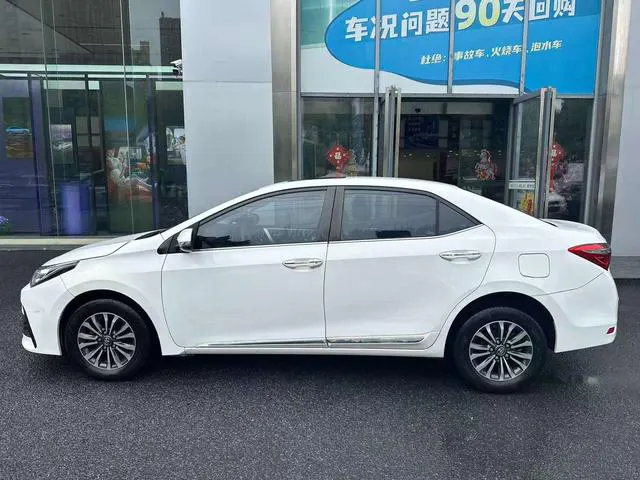 2017 Toyota Corolla thumbnail 3