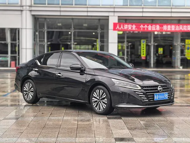 2022 Nissan Altima thumbnail 3