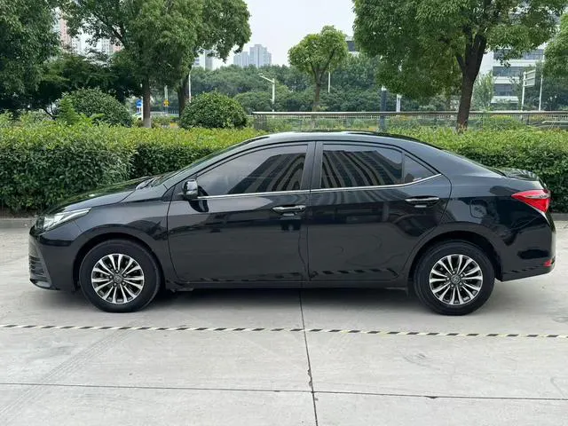 2017 Toyota Corolla thumbnail 3