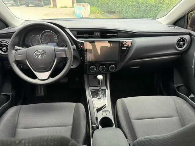 2017 Toyota Corolla thumbnail 4