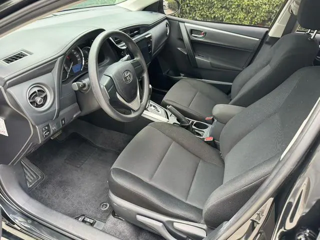 2017 Toyota Corolla thumbnail 5