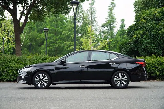 2021 Nissan Altima thumbnail 3