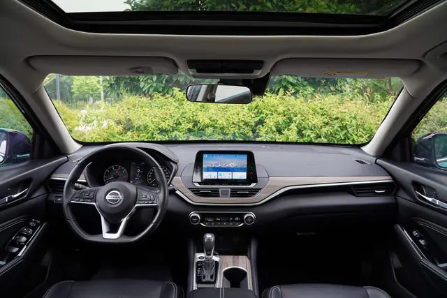 2021 Nissan Altima thumbnail 4
