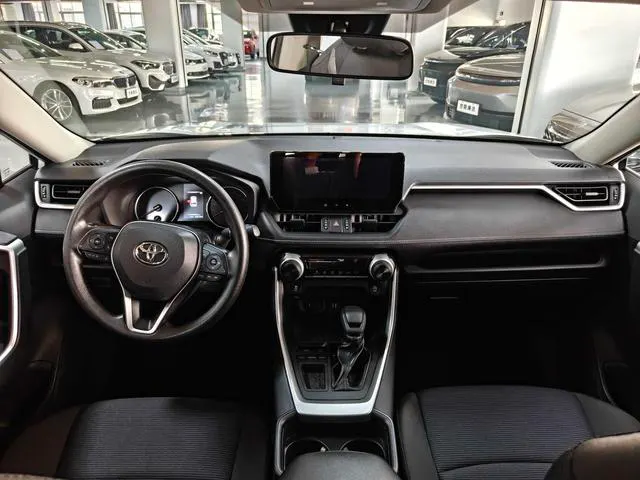 2024 Toyota RAV4 thumbnail 4