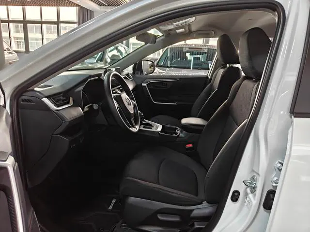 2024 Toyota RAV4 thumbnail 5