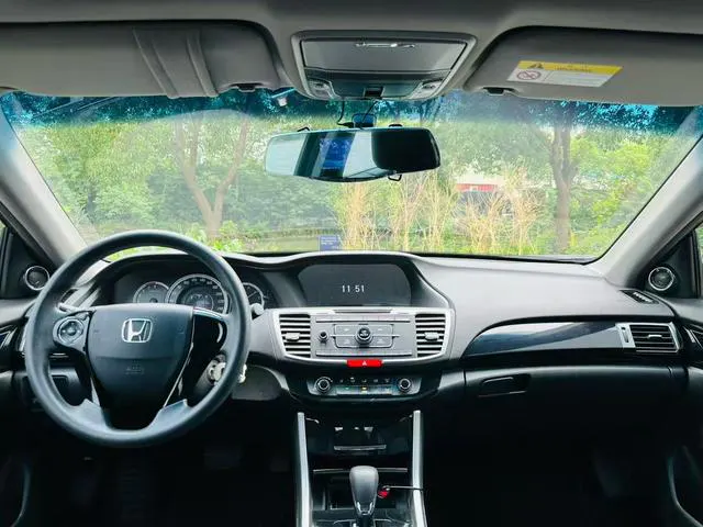 2016 Honda Accord thumbnail 4