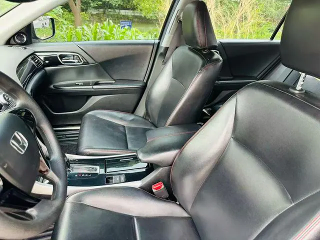 2016 Honda Accord thumbnail 5