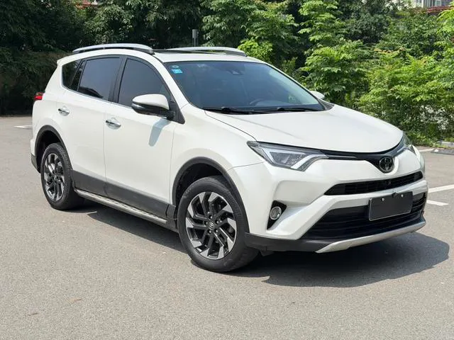 2018 Toyota RAV4 thumbnail 3