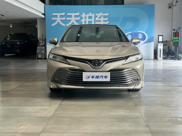2019 Toyota Camry thumbnail 2