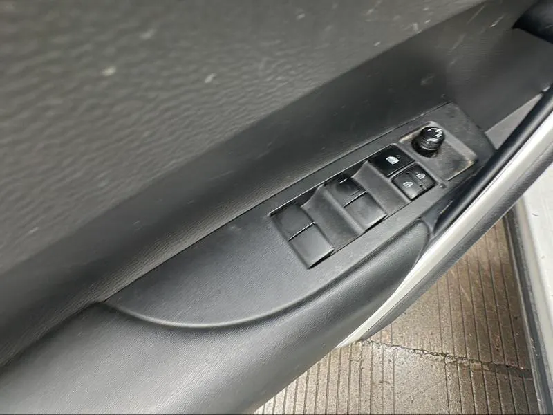 2023 Toyota Corolla Cross thumbnail 3