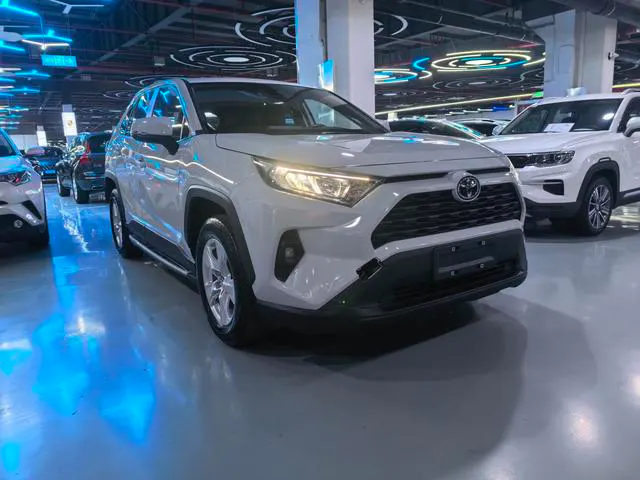 2022 Toyota RAV4 thumbnail 3